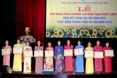 Hội Liên hiệp phụ nữ huyện Gia Lâm đón nhận Huân chương lao động hạng Nhất
