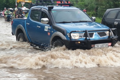 [Ảnh] Đường gom Đại lộ Thăng Long ngập nặng sau mưa lớn, ô tô "rẽ sóng" trên đường