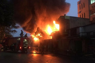 Hải Phòng: Xưởng gỗ bốc cháy dữ dội trong khu dân cư