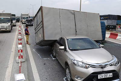 Tai nạn liên hoàn trên cầu Thanh Trì, giao thông ùn tắc hàng cây số