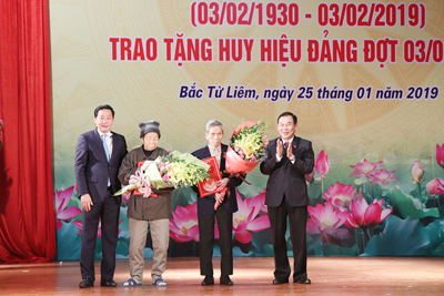 Phó Chủ tịch UBND TP Lê Hồng Sơn trao Huy hiệu Đảng tại quận Bắc Từ Liêm
