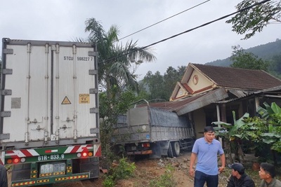 Hà Tĩnh: Xe tải và xe container cùng đâm sập một nhà dân