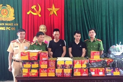 Nghệ An: Dùng xe đầu kéo vận chuyển pháo, 2 đối tượng bị bắt giữ