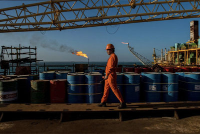 Giá dầu tăng hơn 1% khi OPEC cân nhắc giảm sâu sản lượng đối phó “bão” virus corona