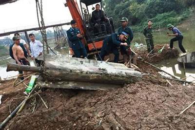 Hà Nội: Trục vớt và hủy nổ thành công quả tên lửa nằm dưới sông Tích