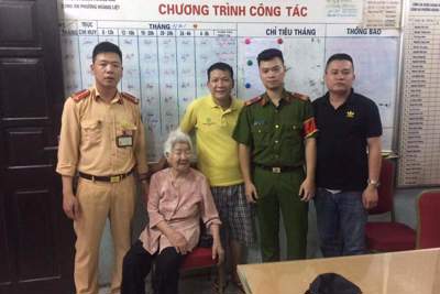 Hà Nội: Cảnh sát giao thông giúp cụ già bị lạc tìm được gia đình