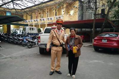 Hà Nội: CSGT dùng xe cá nhân đưa bà cụ lạc đường về Hưng Yên đón Tết