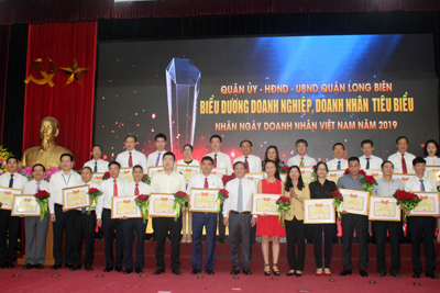 Quận Long Biên tôn vinh 25 doanh nghiệp, hộ kinh doanh