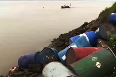 Thông tin mới nhất vụ đổ trộm nhiều thùng phuy nghi chứa hóa chất ra sông Hồng