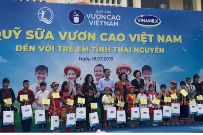 Quỹ Sữa Vươn Cao Việt Nam và Vinamilk trao tặng 70.000 ly sữa cho trẻ em Thái Nguyên