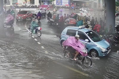 Hà Nội: Người đi đường thót tim vì những đợt sấm nổ trong trận mưa lớn