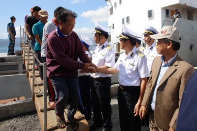 Tàu Hải quân đưa 33 ngư dân Quảng Nam bị nạn vào bờ an toàn