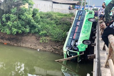 Xe khách lao xuống sông, ít nhất 1 người tử vong