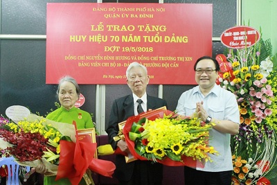 Bí thư Thành ủy Hoàng Trung Hải trao Huy hiệu 70 năm tuổi Đảng cho đảng viên lão thành