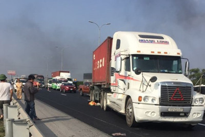 Xe container tông tử vong công nhân làm đường trên cao tốc Pháp Vân - Cầu Giẽ