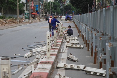 Rào chắn, phân luồng giao thông thử đường Trần Hưng Đạo phục vụ thi công ga ngầm S12