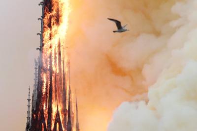 [Ảnh] Kinh hoàng Nhà thờ Đức Bà Paris chìm trong hỏa hoạn