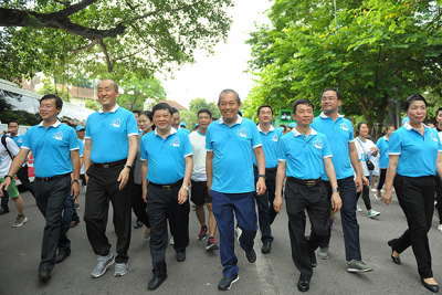 Phó Thủ tướng Thường trực Trương Hoà Bình cùng hàng nghìn người “Đi bộ vì sức khoẻ”