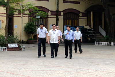 Phó Chủ tịch Ngô Văn Quý kiểm tra đột xuất công tác coi thi tại trường Trần Phú – Hoàn Kiếm