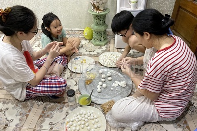 [Ảnh] Tết Hàn thực: Không đắt hàng làm sẵn, người Hà Nội mua bột tự nặn bánh trôi, bánh chay