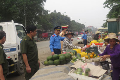 Chương Mỹ xử lý vi phạm hành lang giao thông