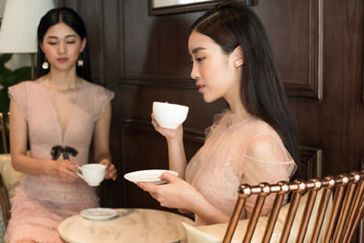Hoa hậu Mỹ Linh cùng Á hậu Thanh Tú hóa chị em sinh đôi
