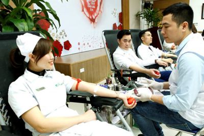 Gần 100 cán bộ, nhân viên y tế hiến nhóm máu O