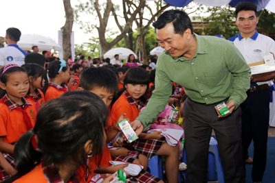 Quỹ sữa Vươn cao Việt Nam và Vinamilk chung tay vì trẻ em Hưng Yên