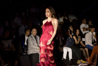 Hoa hậu chuyển giới Hương Giang quyến rũ trên sàn catwalk