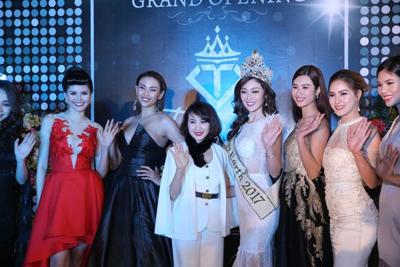 Hoa hậu Trái đất đọ nhan sắc với mỹ nữ Việt