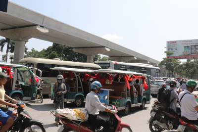 “Xe hoa” gây tai nạn trên đường Hồ Tùng Mậu