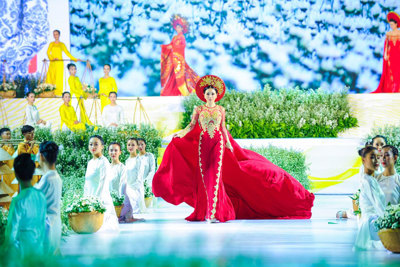 Hoa hậu Đại sứ Quý bà Hoàn vũ Thế giới hút hồn trên sàn catwalk