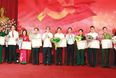 Hà Nội học tập và làm theo di huấn của Chủ tịch Hồ Chí Minh: Đoàn kết, thống nhất,  xây dựng Đảng vững mạnh