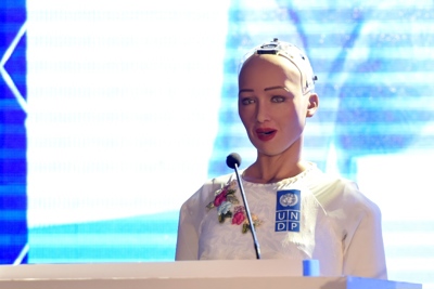 Robot Sophia diện áo dài trắng nói chuyện về 4.0 tại Hà Nội