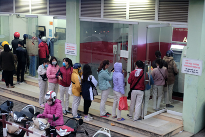 Hà Nội: Công nhân khu công nghiệp chen chúc hàng giờ để rút tiền ATM tiêu Tết