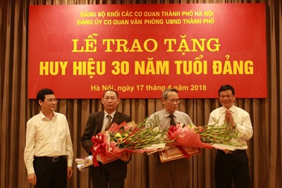 Hai đảng viên Văn phòng UBND TP nhận Huy hiệu 30 năm tuổi Đảng
