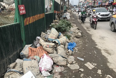 [Ảnh] Hà Nội: Rác thải ngập tràn đường Trường Chinh
