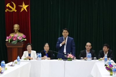 Chủ tịch Nguyễn Đức Chung gặp gỡ các văn nghệ sĩ chủ chốt của Hội Liên hiệp Văn học Nghệ thuật Hà Nội