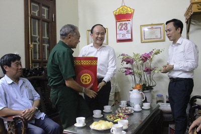 Phó Chủ tịch Thường trực HĐND TP Nguyễn Ngọc Tuấn thăm, tặng quà gia đình chính sách