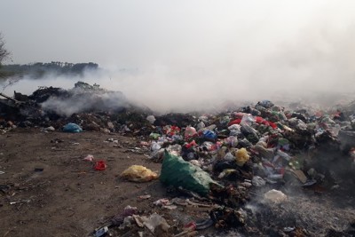 [Video] Công ty Môi trường Đô thị Xuân Mai xử lý núi rác bằng một mồi lửa?