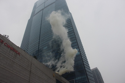 5 người mắc kẹt được giải cứu khi “cháy” ở tòa nhà Landmark Tower