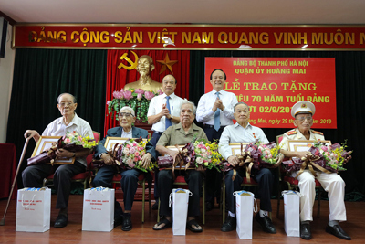 Phó Chủ tịch Thường trực HĐND TP Nguyễn Ngọc Tuấn trao Huy hiệu Đảng tại quận Hoàng Mai