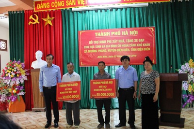 Phó Bí thư Thành ủy Hà Nội Đào Đức Toàn thăm, tặng quà tại Điện Biên