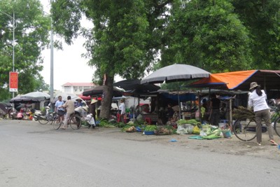 Tại huyện Mê Linh: Người dân biến vỉa hè thành nơi kinh doanh