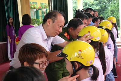 Trao tặng MBH đạt chuẩn cho 8 trường Tiểu học ở Thái Nguyên