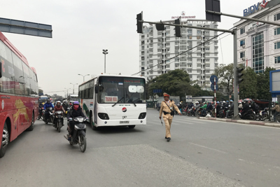 Hà Nội: Phạt gần 50 xe “rùa bò” trên đường Kim Đồng