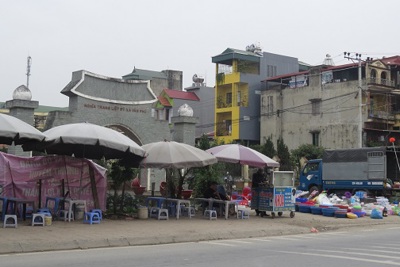 Tại huyện Thường Tín: Chợ cóc “quây” nghĩa trang liệt sĩ xã Văn Phú