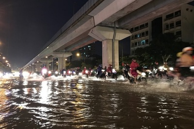 Mưa lớn tại Hà Nội giờ tan tầm, nhiều tuyến phố ngập úng