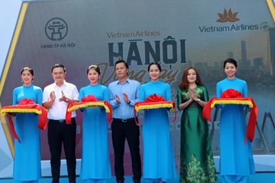 “Vietnam Airlines  - Hà Nội vòng tay bạn bè”