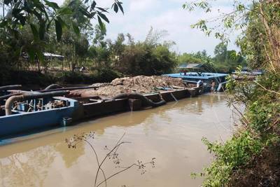 Tiền Giang: Chủ tịch UBND tỉnh phải “hạ lệnh” tháo dỡ chướng ngại vật gây ùn tắc giao thông đường thủy tại kênh Hai